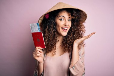 Kıvırcık saçlı ve piercing takan, Asya şapkalı güzel bir turist. Elinde Japon pasaportu var. Çok mutlu ve heyecanlı.