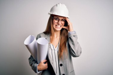 Genç, kızıl saçlı, gözlüklü, kasklı, elinde planları olan, utancından şoke olmuş ve sinirli bir mimar kadın. Hata için korku ve üzüntü.