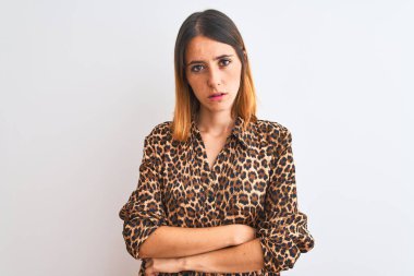 Güzel kızıl saçlı kadın, soyutlanmış arka plan şüphecisi ve gergin üzerine zarif bir hayvan desenli tişört giyiyor. Yüzünde çapraz kollu tasvip etmeyen bir ifade var. Negatif kişi.