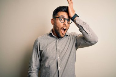 Zarif bir gömlek ve gözlük takan yakışıklı bir genç beyaz arka planda hata için el ele tutuşarak şaşırdı. Hatayı hatırla. Unuttum, kötü hafıza konsepti.