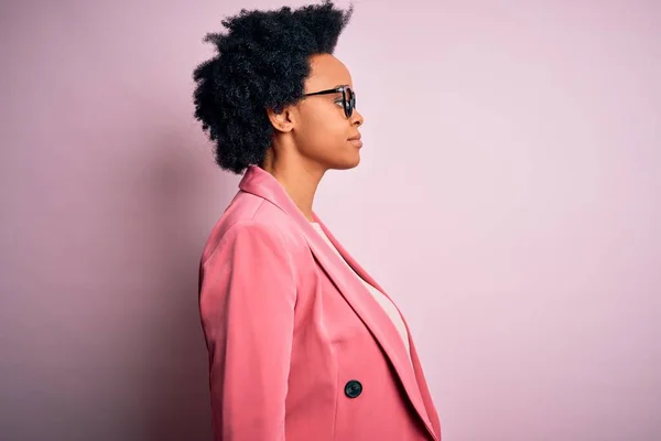 Молодая Красивая Афро Американка Афро Бизнесмен Вьющимися Волосами Розовой Куртке — стоковое фото