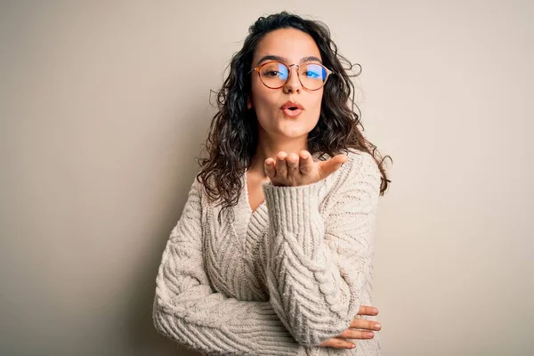 Mooie Vrouw Met Krullend Haar Dragen Casual Trui Bril Witte — Stockfoto