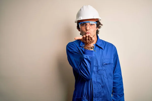 Homem Jovem Construtor Vestindo Uniforme Capacete Segurança Sobre Fundo Branco — Fotografia de Stock