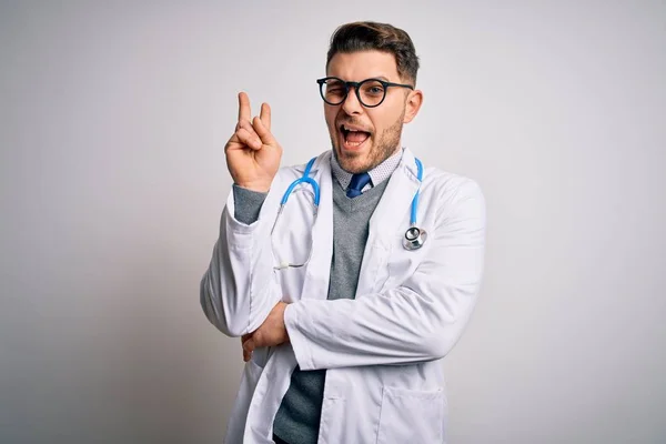 Jeune Médecin Aux Yeux Bleus Portant Manteau Médical Stéthoscope Sur — Photo