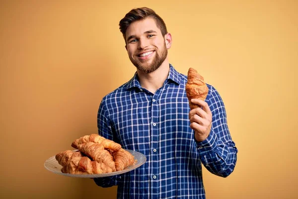 Jovem Loiro Com Barba Olhos Azuis Segurando Prato Com Croissants — Fotografia de Stock