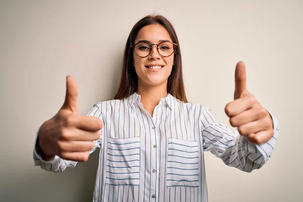 Mulher Morena Bonita Nova Vestindo Camisa Casual Óculos Sobre Fundo — Fotografia de Stock