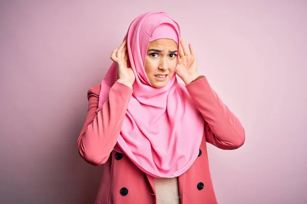 Νεαρό Όμορφο Κορίτσι Που Φοράει Μουσουλμανική Μαντίλα Στέκεται Πάνω Από — Φωτογραφία Αρχείου