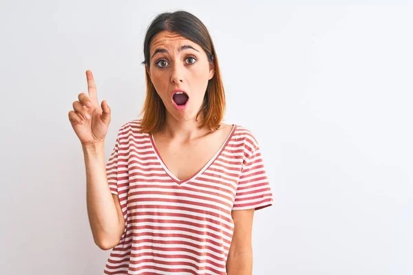 Mooie Roodharige Vrouw Met Casual Gestreept Rood Shirt Geïsoleerde Achtergrond — Stockfoto