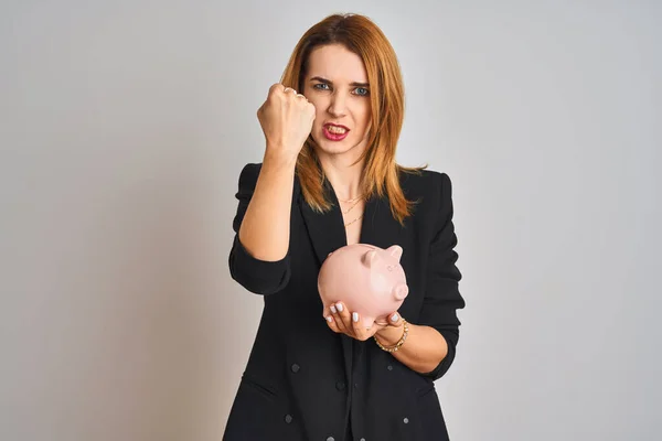 Rotschopf Kaukasische Geschäftsfrau Hält Sparschwein Über Isoliertem Hintergrund Genervt Und — Stockfoto