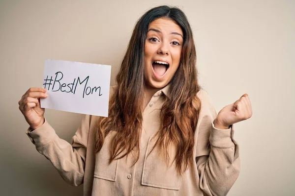 Jovem Bela Mulher Segurando Papel Com Melhor Mensagem Mãe Celebrando — Fotografia de Stock