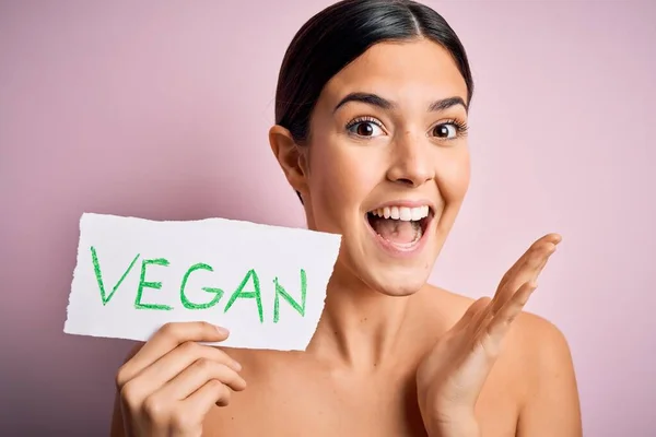 Jovem Menina Bonita Segurando Papel Com Mensagem Vegan Sobre Fundo — Fotografia de Stock