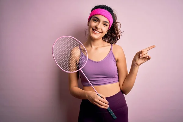 Mooie Sportvrouw Met Krullend Haar Sportkleding Badminton Uning Racket Spelen — Stockfoto