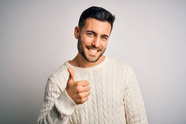 Joven Hombre Guapo Con Suéter Casual Pie Sobre Fondo Blanco — Foto de Stock