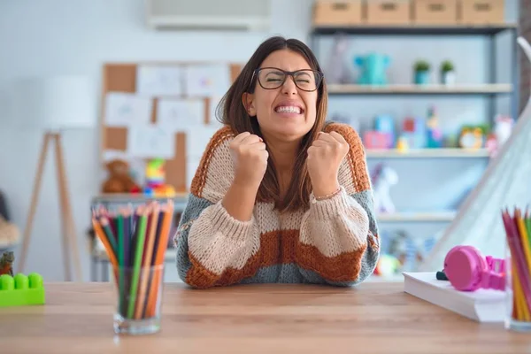 Joven Mujer Hermosa Maestra Con Suéter Gafas Sentadas Escritorio Jardín — Foto de Stock