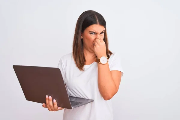 Schöne Junge Frau Die Mit Einem Computer Laptop Vor Weißem — Stockfoto