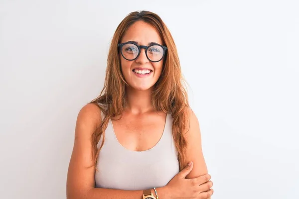 Mujer Pelirroja Joven Con Gafas Pie Sobre Fondo Blanco Aislado —  Fotos de Stock