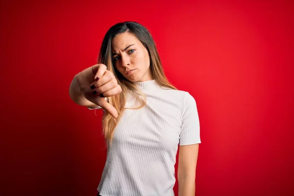 Schöne Blonde Frau Mit Blauen Augen Trägt Legeres Weißes Shirt — Stockfoto