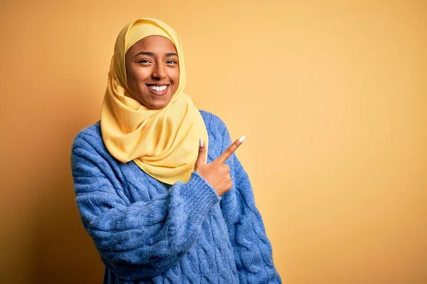 Junge Afroamerikanische Afro Frau Trägt Muslimischen Hijab Über Isoliertem Gelben — Stockfoto