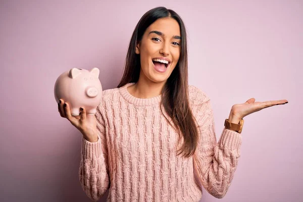 Ung Vacker Brunett Kvinna Håller Spargris Spara Pengar För Pensionering — Stockfoto