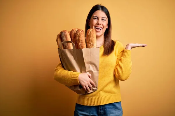 Jovem Mulher Bonita Segurando Saco Pão Saudável Fresco Sobre Fundo — Fotografia de Stock