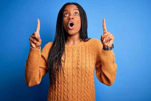 Mujer Afroamericana Joven Con Suéter Amarillo Casual Pie Sobre Fondo —  Fotos de Stock