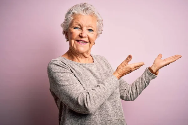 Senior Krásná Žena Sobě Ležérní Tričko Stojící Nad Izolované Růžové — Stock fotografie