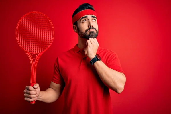 Junger Gutaussehender Sportler Mit Bart Spielt Tennis Mit Schläger Über — Stockfoto
