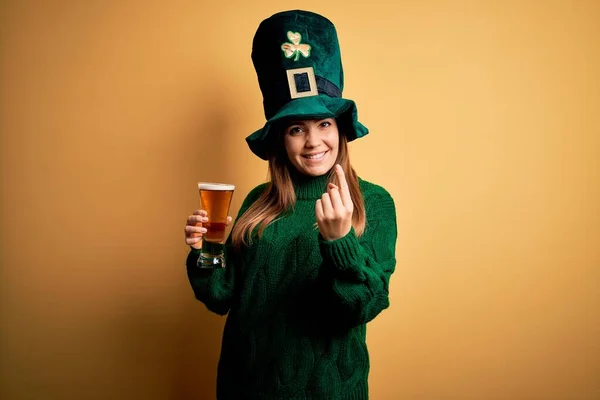 Jeune Belle Femme Vêtue Chapeau Vert Boire Verre Bière Jour — Photo