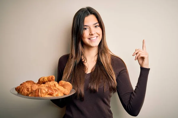 Ung Vacker Flicka Håller Platta Med Söta Croissanter Till Frukost — Stockfoto