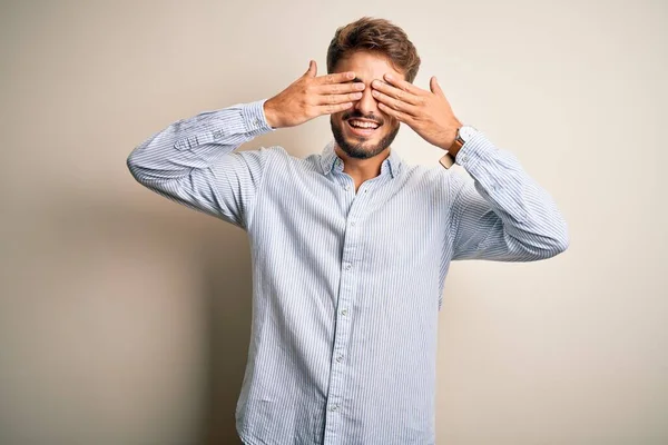 Ung Stilig Man Med Skägg Bär Randig Skjorta Står Över — Stockfoto