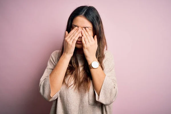 Jeune Belle Femme Brune Portant Pull Décontracté Debout Sur Fond — Photo