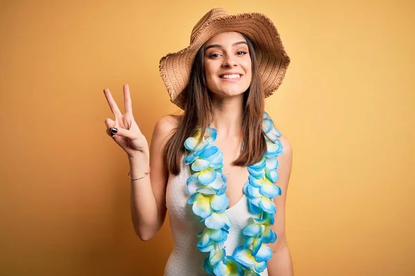 Joven Mujer Morena Hermosa Vacaciones Con Traje Baño Flores Hawaianas — Foto de Stock