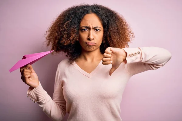 Young African American Woman Afro Hair Holding Paper Plane Pink — Stock Photo, Image