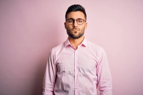 Joven Hombre Guapo Con Camisa Elegante Gafas Pie Sobre Fondo —  Fotos de Stock