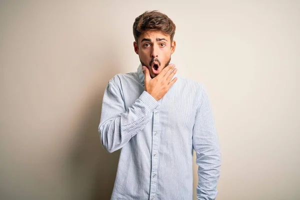 Joven Hombre Guapo Con Barba Vistiendo Camisa Rayas Pie Sobre —  Fotos de Stock