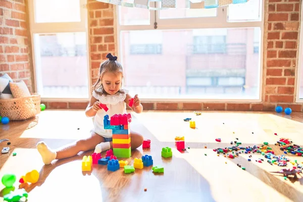 Joven Niña Rubia Hermosa Disfrutando Escuela Juego Con Juguetes Jardín — Foto de Stock