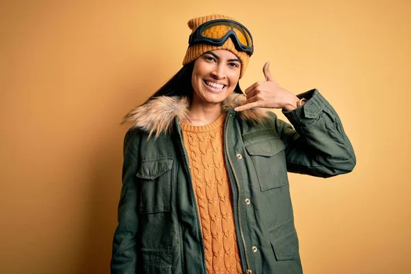 Jovem Mulher Hispânica Bonita Vestindo Óculos Esqui Casaco Para Inverno — Fotografia de Stock