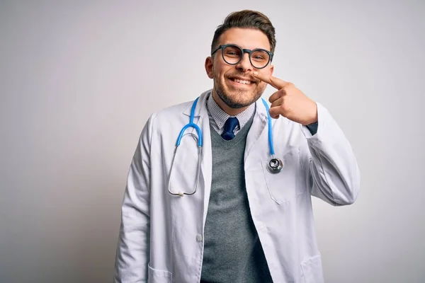 의사가 코트와 청진기를 착용하고 손가락으로 가리키며 미소를 아름다움의 — 스톡 사진