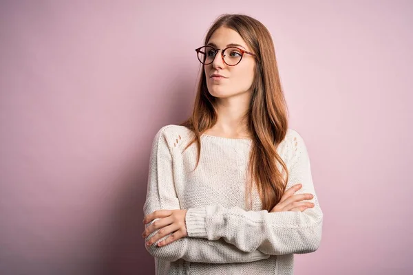 Jonge Mooie Roodharige Vrouw Draagt Casual Trui Bril Roze Achtergrond — Stockfoto