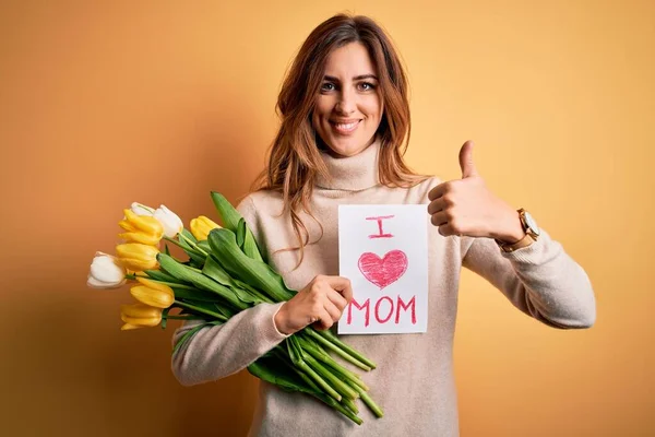 Hermosa Morena Mujer Sosteniendo Amor Mamá Mensaje Tulipanes Celebrando Madres —  Fotos de Stock