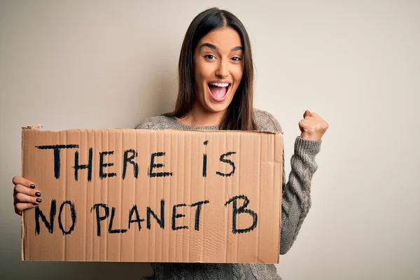 Молода Красива Брюнетка Активістка Протестує Порятунок Планети Тримаючи Прапор Кричати — стокове фото