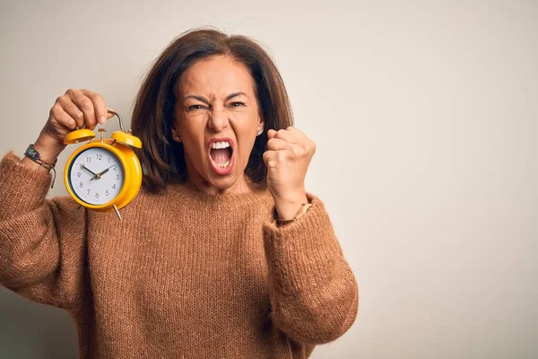 怒りで叫んでいる間 孤立した背景怒りと怒りの上に古典的な目覚まし時計を保持している中世のブルネットの女性 激怒と積極的な概念 — ストック写真