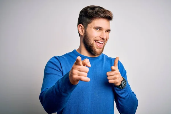 Joven Hombre Rubio Guapo Con Barba Ojos Azules Usando Suéter —  Fotos de Stock