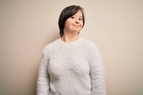 Giovane Donna Sindrome Piedi Sfondo Isolato Sorridente Guardando Lato Fissando — Foto Stock