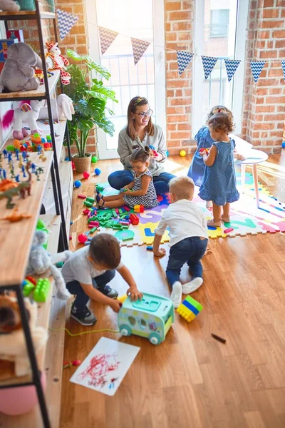 Schöne Lehrerin Und Kleinkindgruppe Spielen Kindergarten Viel Spielzeug — Stockfoto