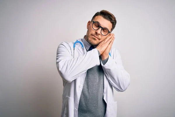 Junger Arzt Mit Blauen Augen Medizinischem Mantel Und Stethoskop Vor — Stockfoto