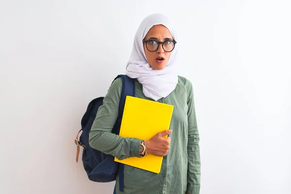 Junge Arabische Studentin Hijab Und Rucksack Ein Buch Über Isoliertem — Stockfoto