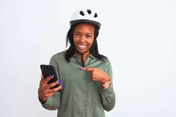 Jovem Afro Americana Usando Moto Helment Usando Smartphone Muito Feliz — Fotografia de Stock