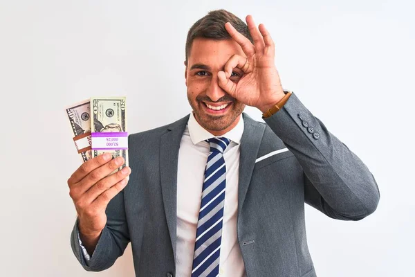 Νεαρός Όμορφος Επιχειρηματίας Που Κρατάει Χαρτονομίσματα Δολαρίων Απομονωμένο Φόντο Χαρούμενο — Φωτογραφία Αρχείου