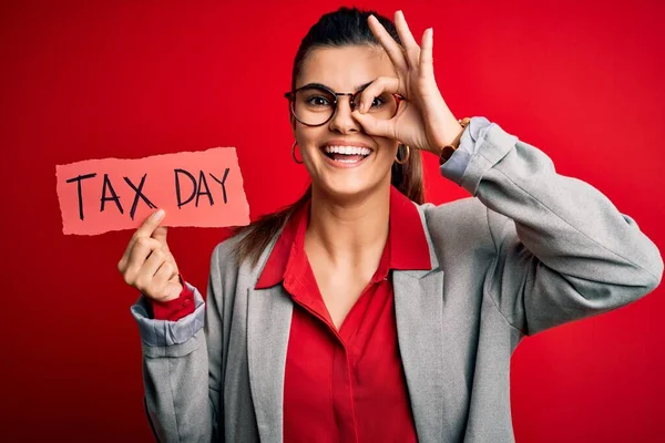 Jong Mooi Brunette Zakenvrouw Holding Papaer Met Fiscale Dag Bericht — Stockfoto